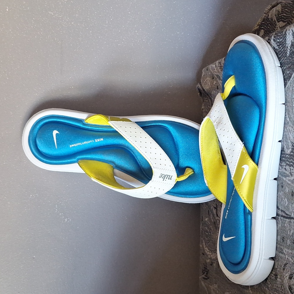 Nike comfort flip flops size 7